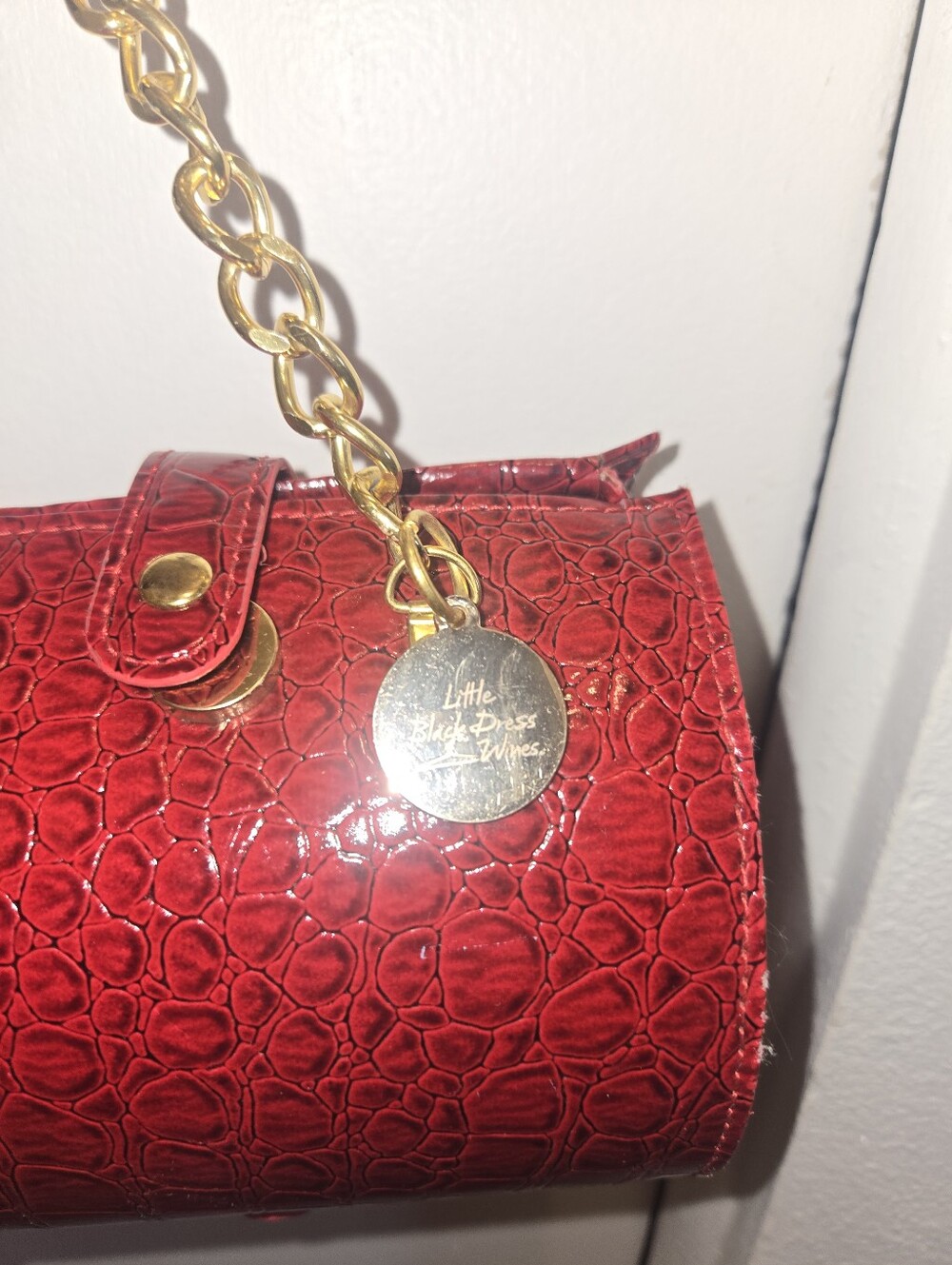 Red Croc-Embossed Barrel Handbag with Gold Chain For Wine Bottle - Picture 11 of 14